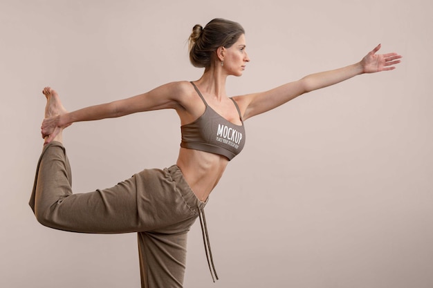 Atletische jonge vrouw die yoga doet Gratis Psd