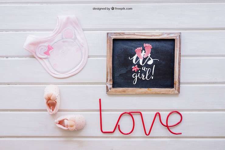 Gratis PSD baby meisje mockup met leisteen