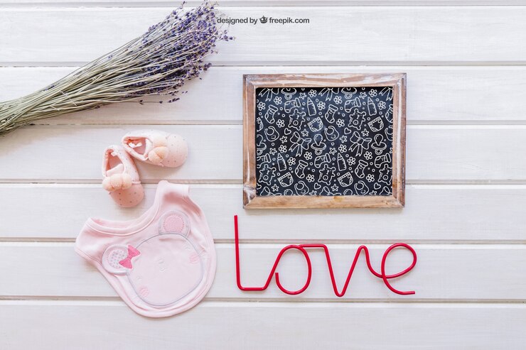 Gratis PSD baby mockup met leisteen en roze bib