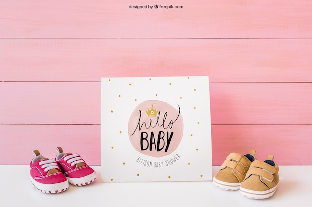 Gratis PSD baby mockup met papier en schoenen