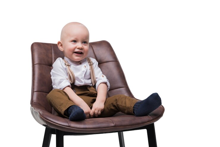 PSD Gratis bayi laki-laki menggemaskan duduk di kursi