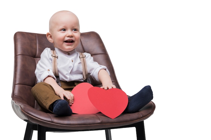 PSD Gratis bayi laki-laki menggemaskan duduk di kursi