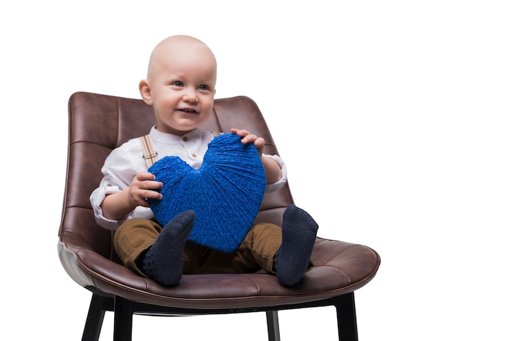 PSD Gratis bayi laki-laki menggemaskan duduk di kursi
