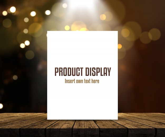 Gratis PSD bewerkbare product weergave achtergrond met lege afbeelding op houten tafel tegen bokeh lichten