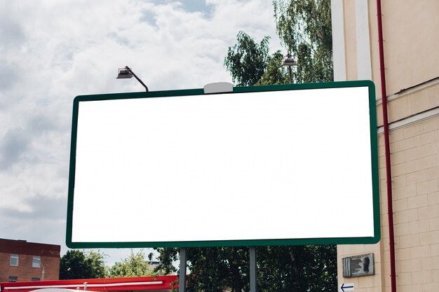 Billboard met blanco oppervlak voor reclame