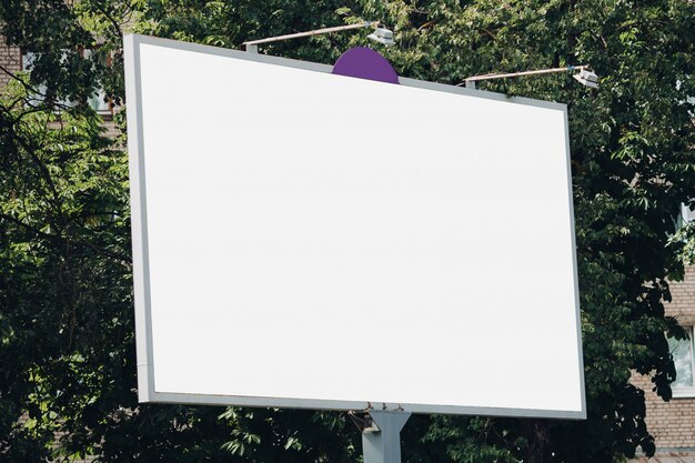 Billboard met blanco oppervlak voor reclame