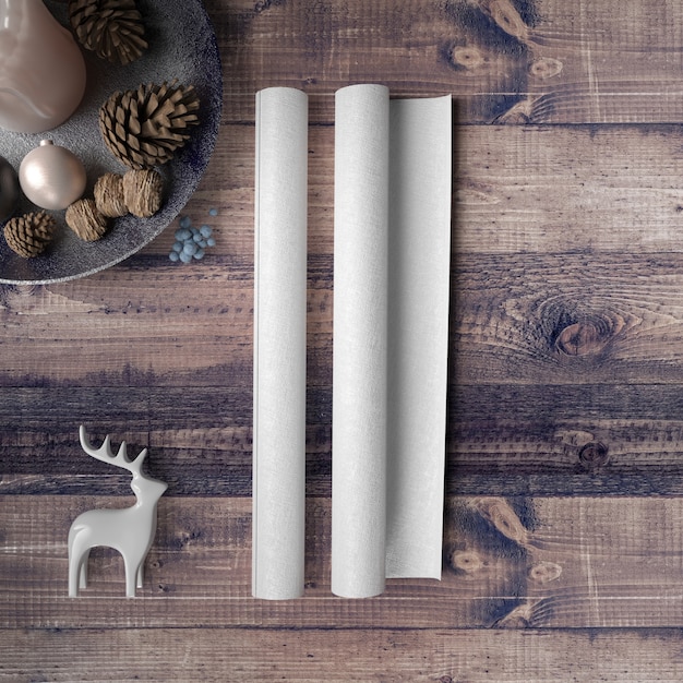 Blanco papier op houten tafel omgeven door kerstballen en dennen