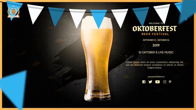 Boccale di birra dell'Oktoberfest con bandiere ghirlanda