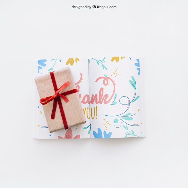 Boek mockup met cadeau doos