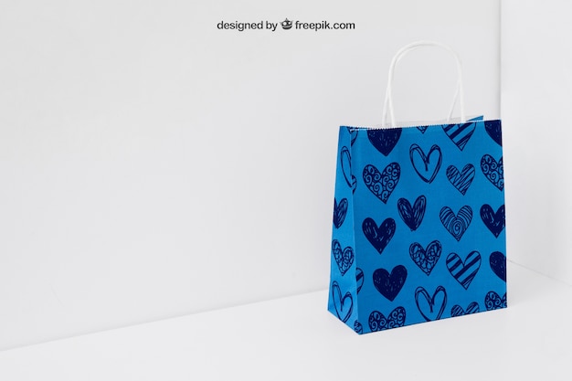 Bolsa de papel azul en esquina