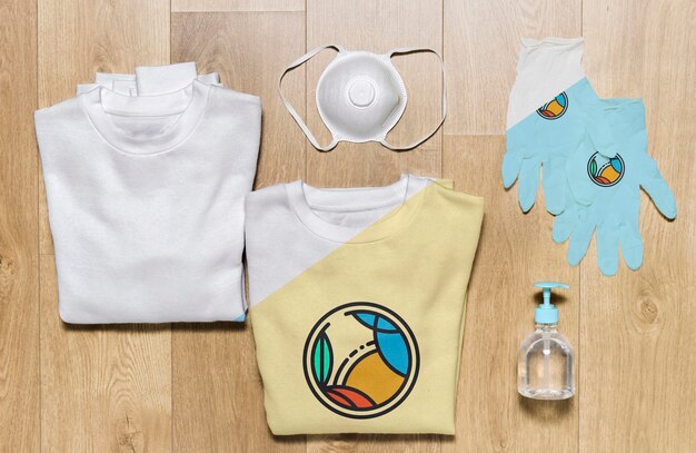 Download Bovenaanzicht gevouwen hoodie mock-up met handschoenen en ...