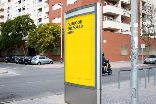 cartelera al aire libre en la ciudad