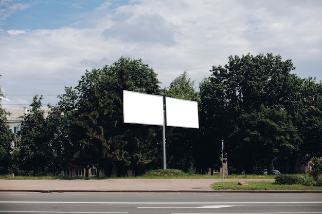 Cartelera con superficie en blanco para publicidad