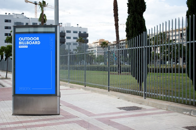 cartellone all&#39;aperto accanto al parco