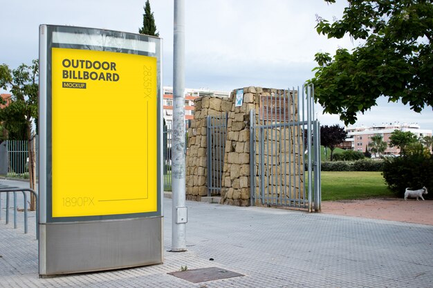 cartellone all&#39;aperto in città