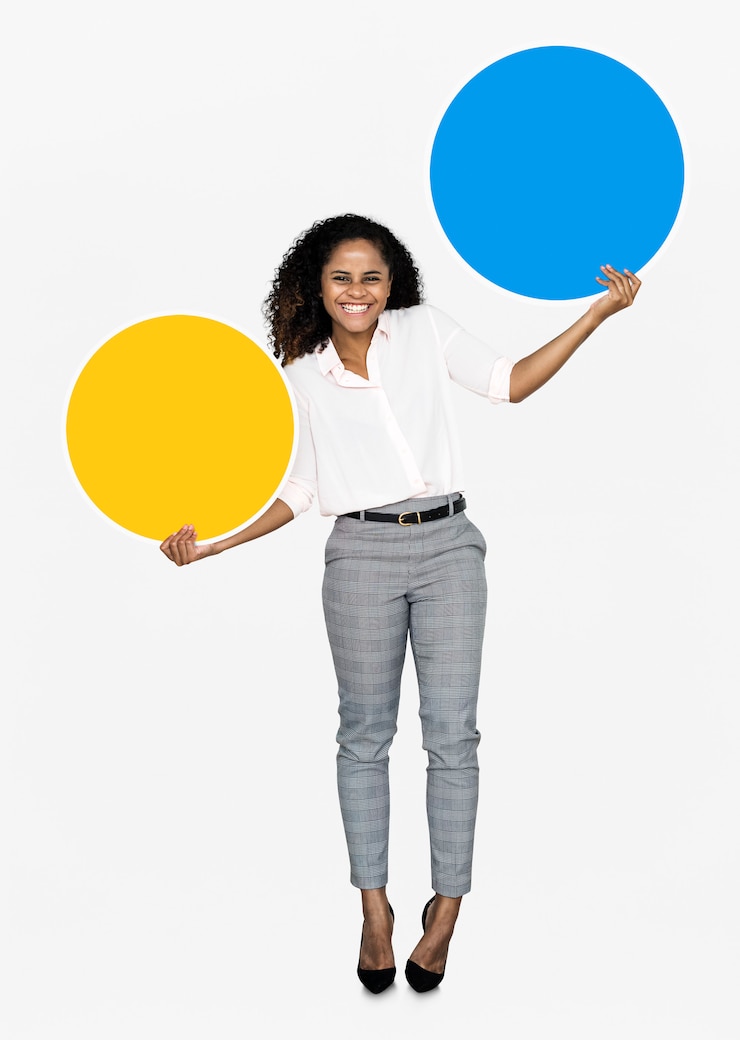 PSD Gratis cheerful woman holding colorful round boards
