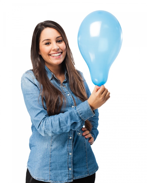 Chica alegre con un globo azul