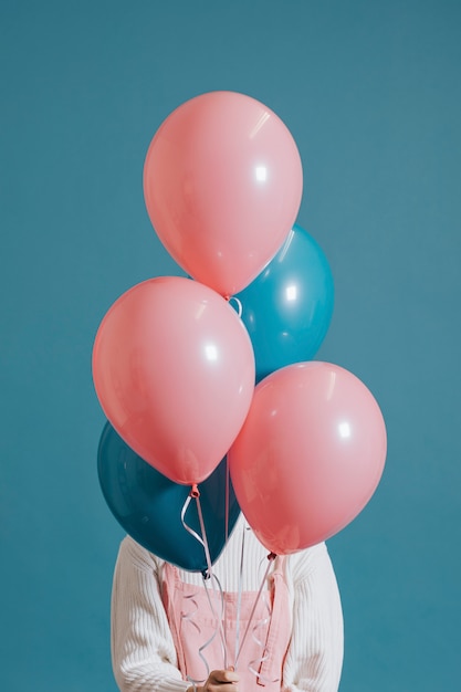 Chica cubierta con globos