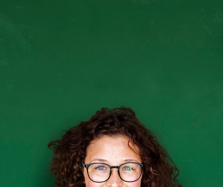 PSD gratuito chica con pelo rizado y gafas