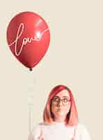 PSD gratuito chica de pelo rosa con un globo