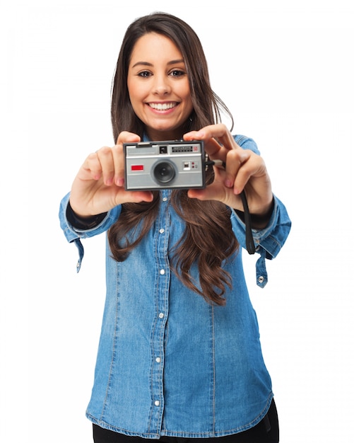 Chica tomando una foto