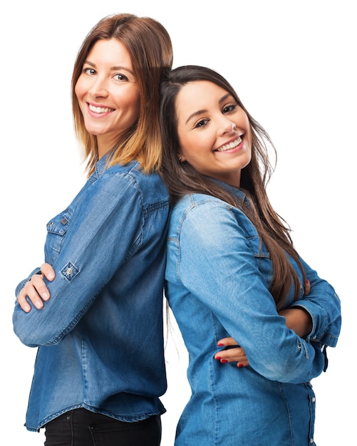 Chicas de espaldas en espaldas