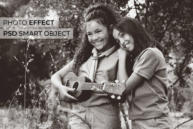 Chicas sonrientes de tiro medio con guitarra al aire libre
