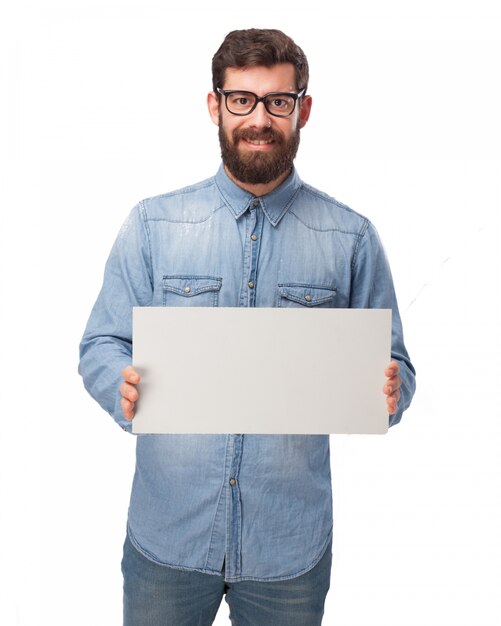 Chico sonriente mostrando un panel en blanco