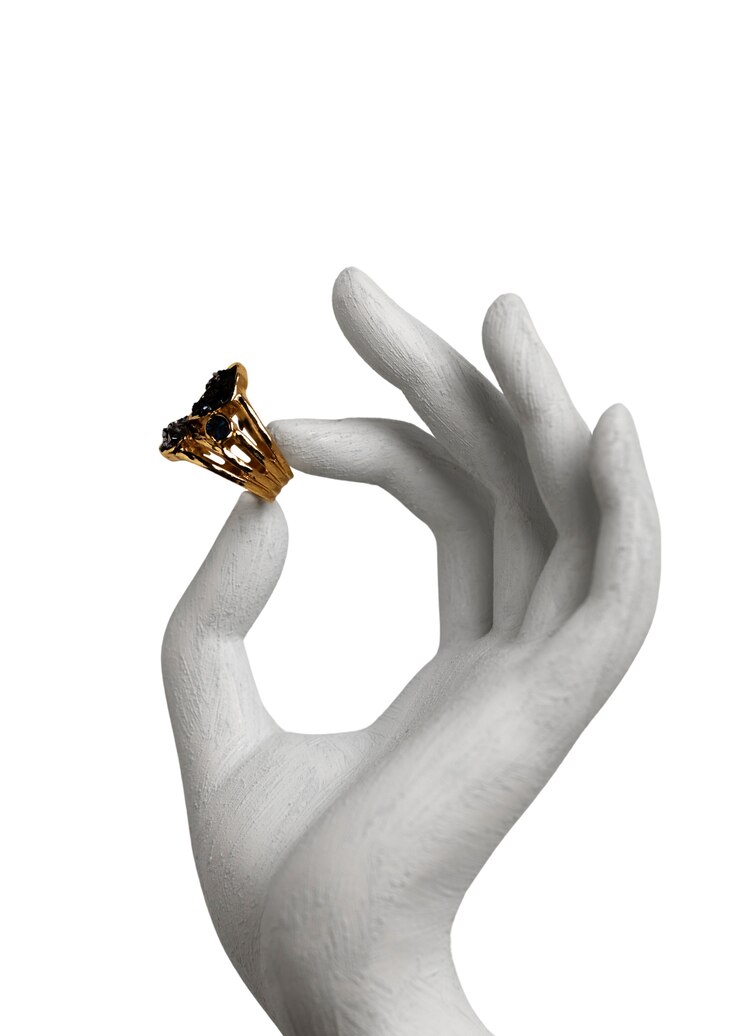PSD Gratis close up on golden ring on mannequin hand