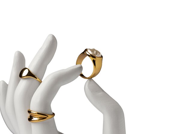 Close-up op gouden ring aan de kant van de mannequin