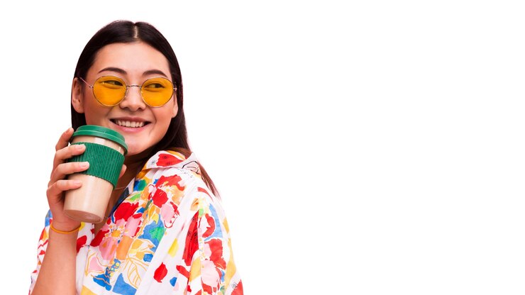 PSD Gratis close-up wanita muda berpose di studio