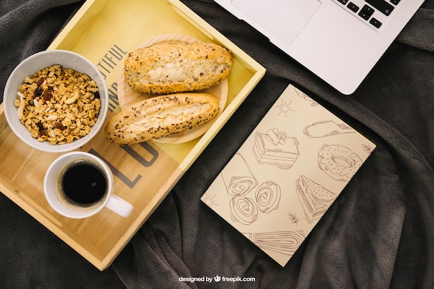 Composición de cubierta de libro con desayuno de tabla