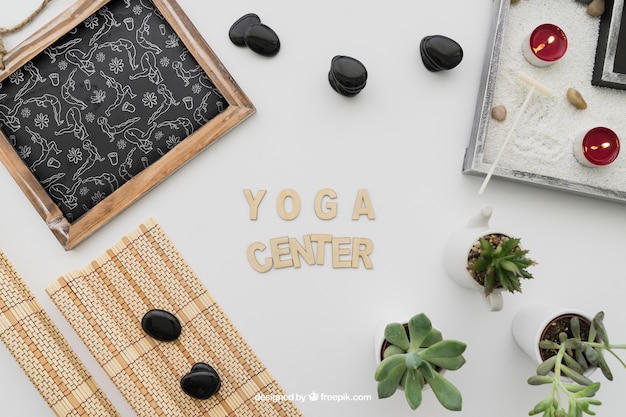 Composizione di yoga con lettering