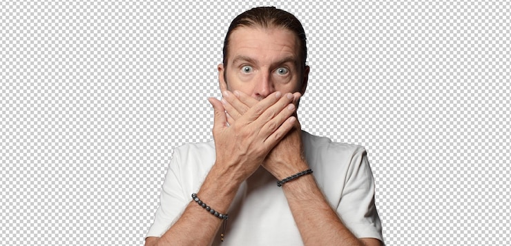 PSD gratuito con la bocca e gli occhi spalancati e la mano sul mento che si sente spiacevole scioccato dicendo cosa o wow