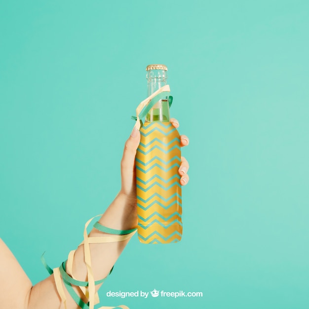 Concepto de fiesta con brazo sujetando botella