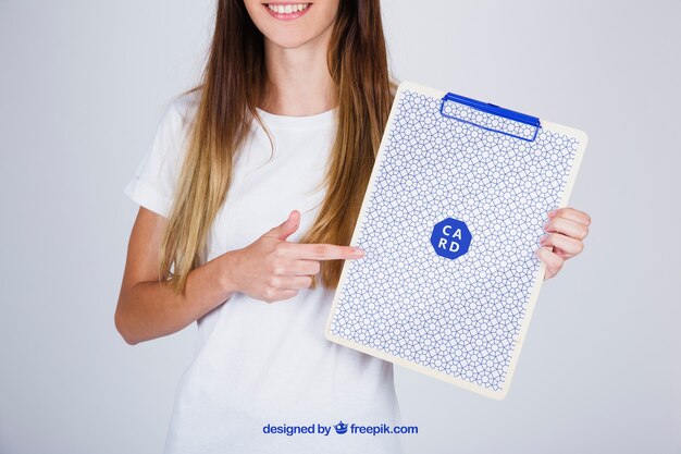 Concepto mockup de mujer apuntando a clipboard