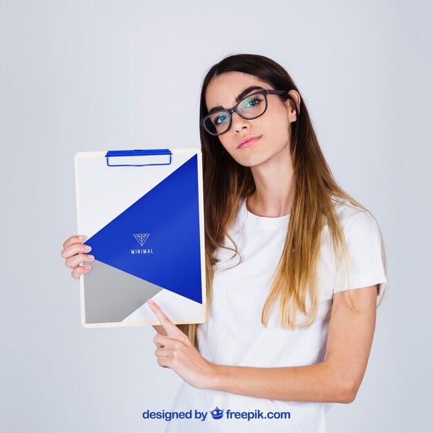 Concepto mockup de mujer joven presentando portapapeles