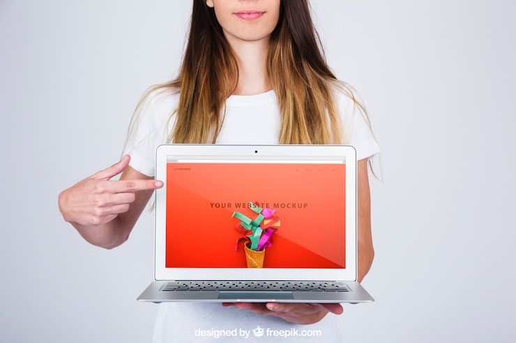 PSD gratuito concepto mockup de mujer presentando portátil