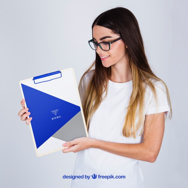 Concepto mockup de mujer sujetando portapapeles