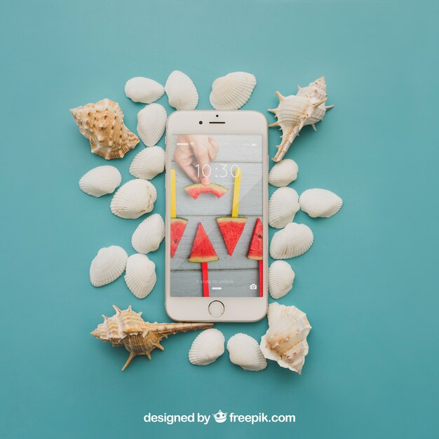 Concepto de playa con smartphone y conchas