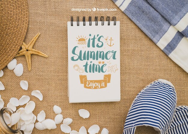 Concepto de verano con libreta