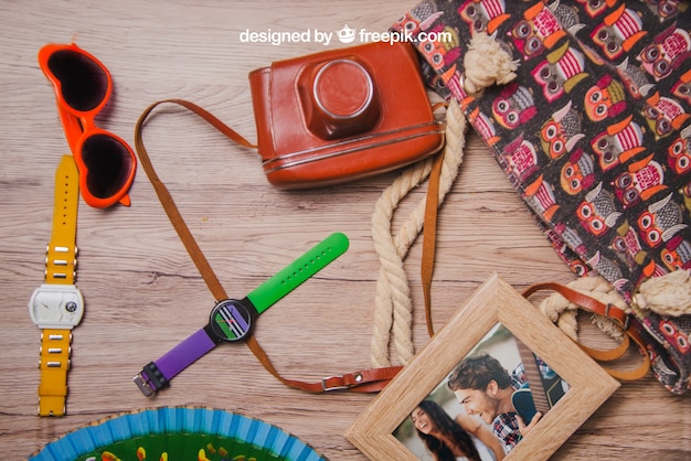 Concepto de verano con marco y objetos decorativos de verano