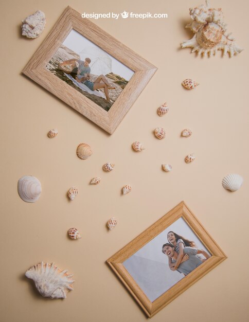Concepto de verano con marcos y conchas