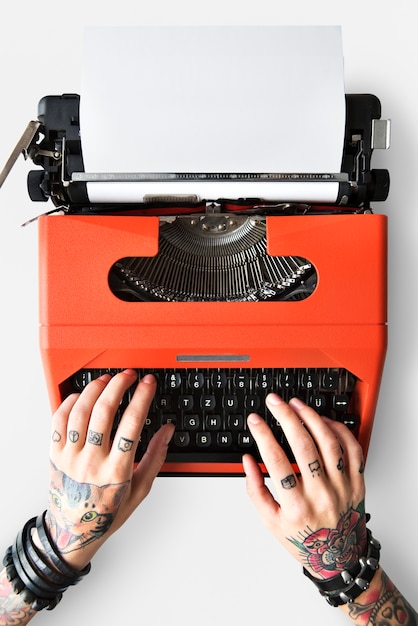 Concetto di giornalismo della lettera della macchina della macchina da scrivere del tatuaggio
