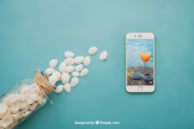 PSD gratuito concetto di spiaggia con smartphone