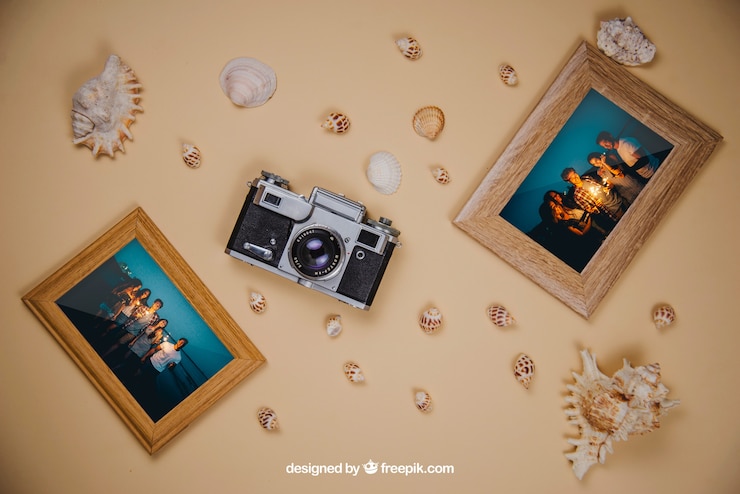 PSD gratuito concetto estivo con fotogrammi e fotocamera