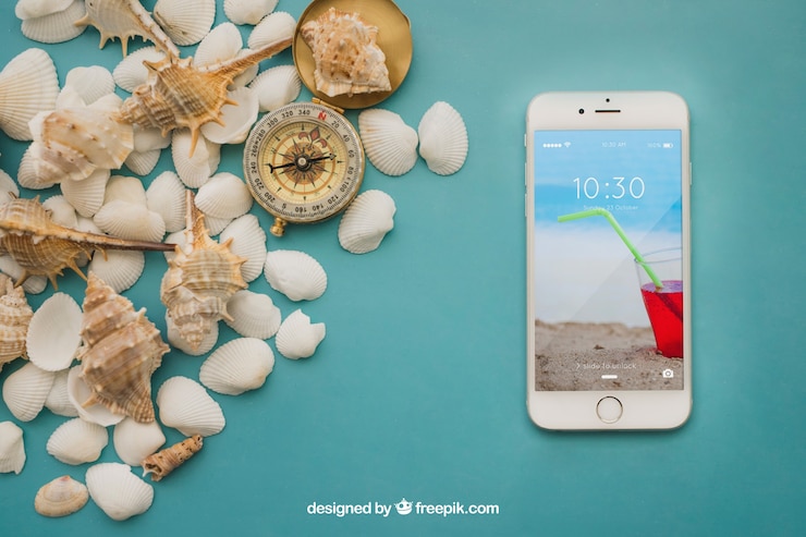 PSD gratuito concetto estivo con smartphone e conchiglie