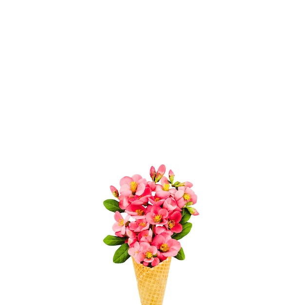 PSD gratuito cono de helado de flores aislado