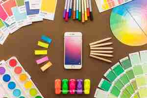 Gratis PSD creatief kunstconcept met smartphone