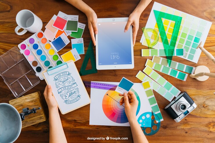Gratis PSD creatieve grafische ontwerper mockup met tablet